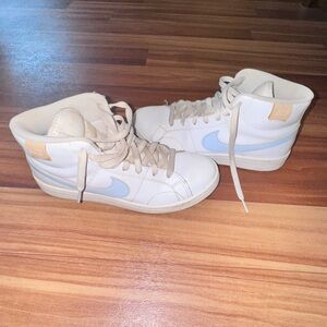Nike Women's Sneakers in Cream and Light Blue